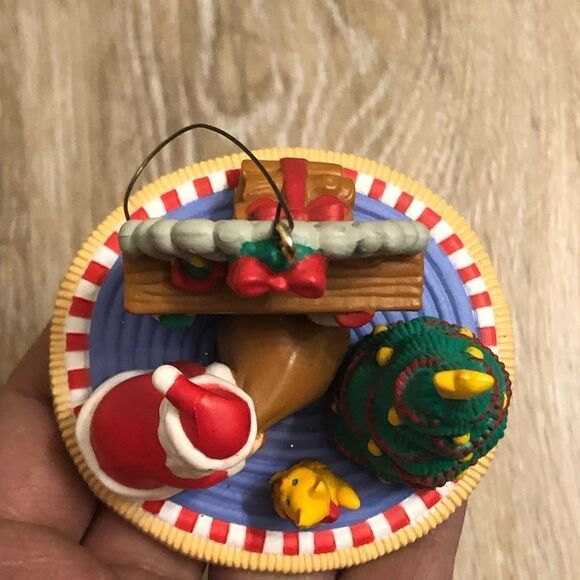 AVON GIFT COLLECTION Christmas SANTA Delivering Gifts Kitty-Holiday Ornament - Picture 6 of 6